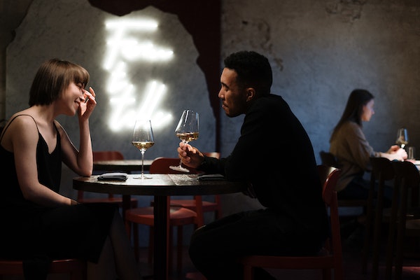 Conversación entre adultos en un espacio público